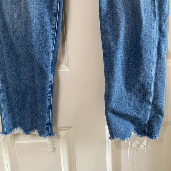 American eagle medium wash mom jean size 10 - Picture 4 of 7